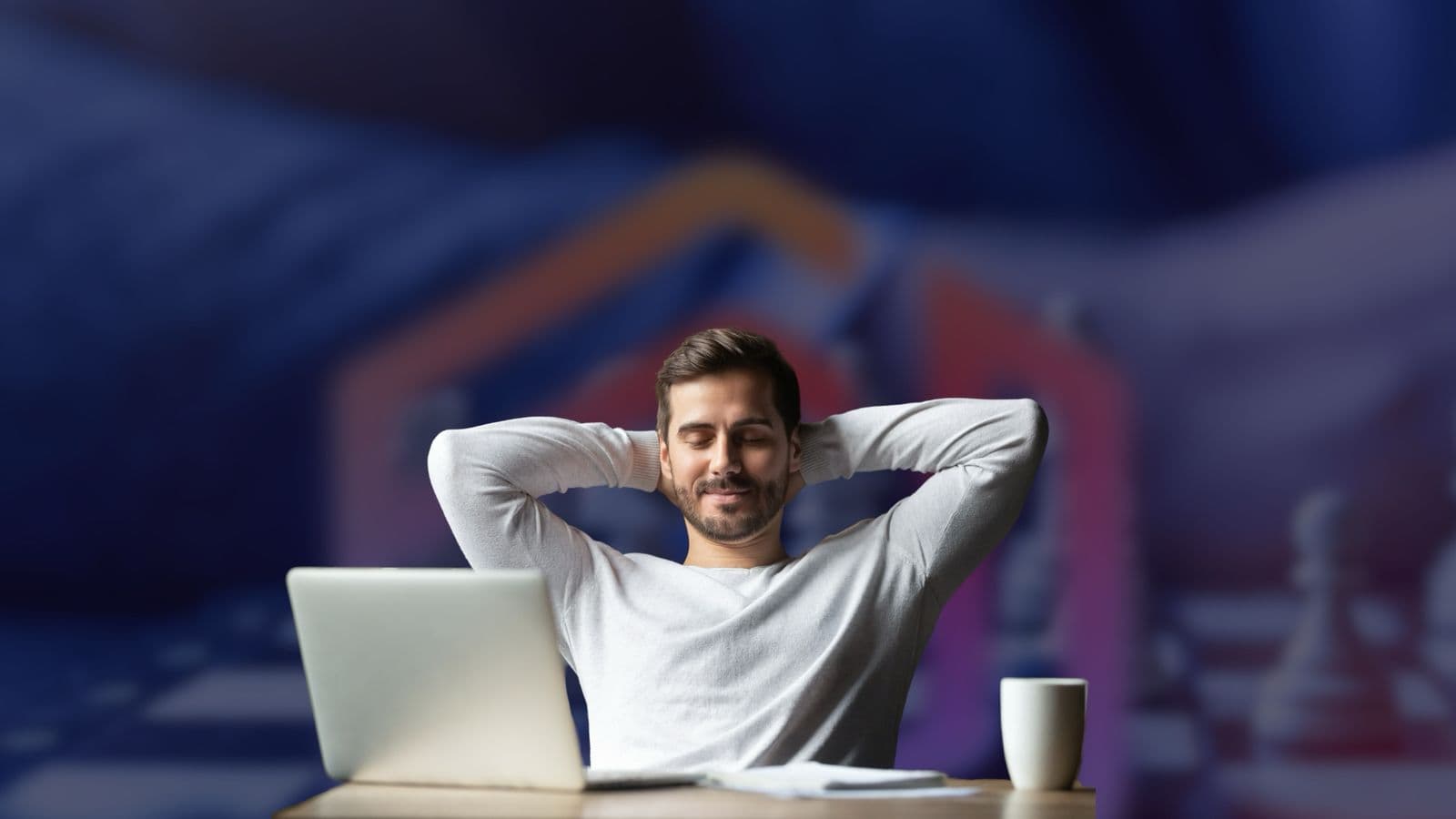 Homem relaxando em frente ao laptop